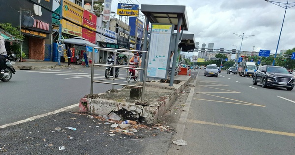 Nhà chờ xe buýt nằm giữa đường