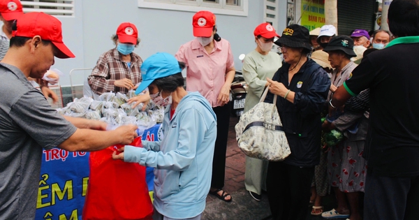 Unusual '0 dong' breakfast in Ho Chi Minh City: People waiting since 4 a.m.