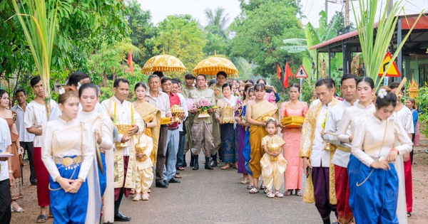 Cha tái hôn ở tuổi 50, con gái tự tay mua quà cưới chúc phúc
