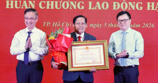 Vietnam: Nguoi Lao Dong Marks 7 Years of 'Proud of the National Flag' Program