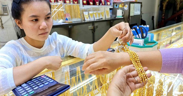 Giá vàng giảm không phanh, bắt đáy cũng lỗ nặng