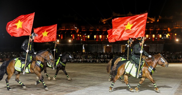 Mãn nhãn màn biểu diễn của cảnh sát đặc nhiệm, kỵ binh... tại Đại nội Huế