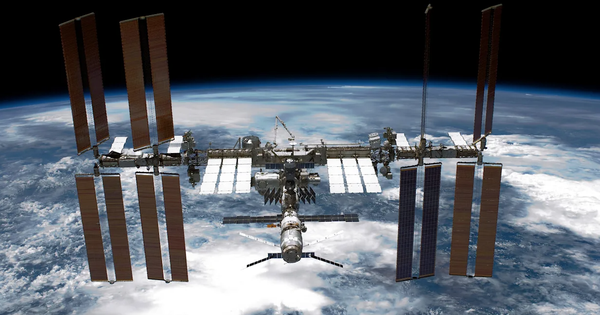 Phi hành đoàn trạm không gian ISS phải trú ẩn vì rò rỉ ở module Nga