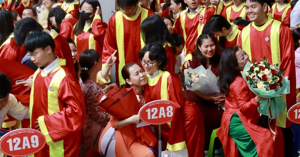 Thầy hiệu trưởng nhắn học trò 'phía trước là bầu  trời', trư