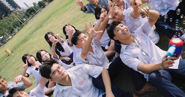 Đằng sau những bộ kỷ yếu tiền triệu của học sinh cuối cấp