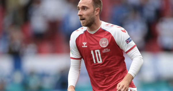 Cực nóng: Eriksen lại đổ gục xuống sân, ám ảnh đột quỵ ở EUR