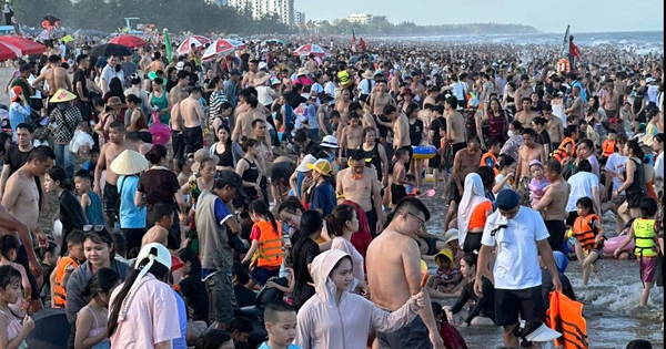 Biển Sầm Sơn không còn chỗ trống