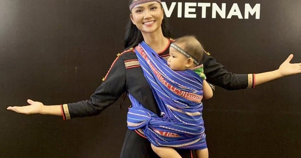 H'Hen Niê mang con theo khi làm giám khảo