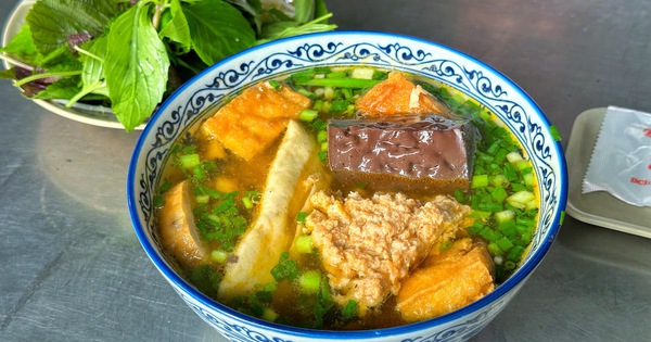 Quán bún riêu bình dân được Michelin gọi tên: Chủ quán từng 'sợ đi dự mà không có giải'