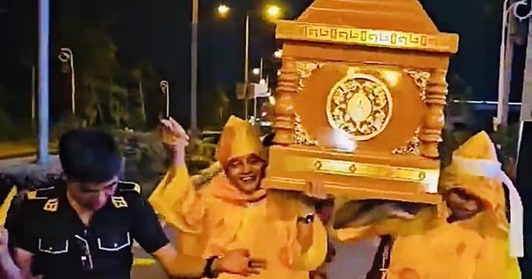 Khiêng quan tài nhảy múa trên đường: Trò đùa lệch chuẩn