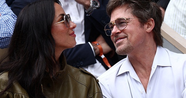 Brad Pitt say đắm bên bạn gái kém 29 tuổi