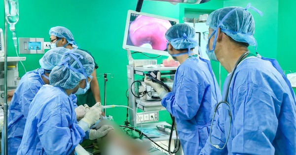 Nuốt khuyên tai sắc nhọn do mẹ để quên, bé gái 11 tháng tuổi