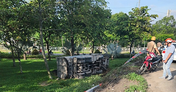 TP.HCM: Xe ben lao khỏi cầu vượt, tài xế may mắn thoát chết