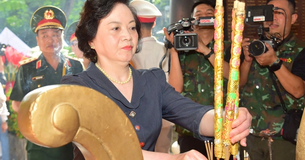 Phó thủ tướng Phạm Thị Thanh Trà dâng hương tại Công viên Lê
