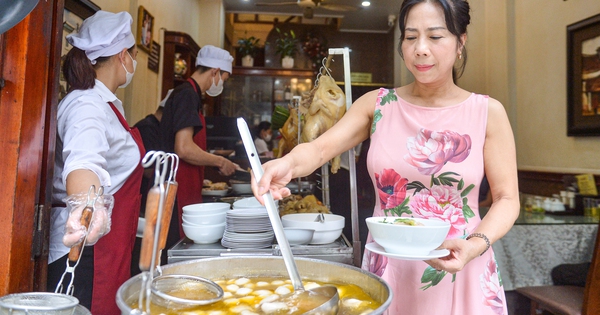 Quán phở gà 'đắt nhất nhì' Hà Nội được Michelin gọi tên có g