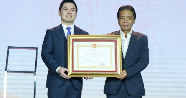CLB Hà Nội kỷ niệm 20 năm thành lập, đón nhận Huân