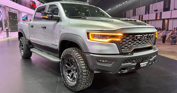 Giá gần 5,5 tỉ, bán tải 'khủng long' RAM 1500 RHO 