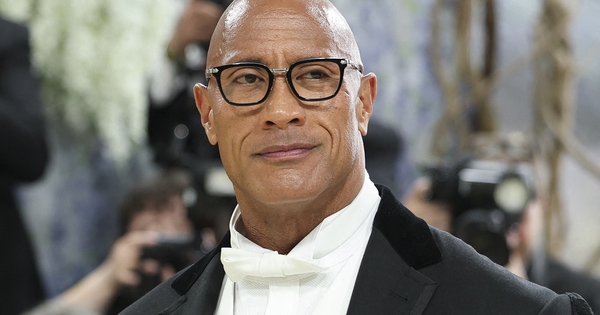 The Rock 'đáp trả' khi bị chế giễu bán dầu gội dù 