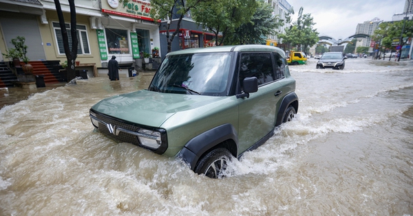 Mùa 'phố cũng như sông' đã về, người dân đi xe điệ
