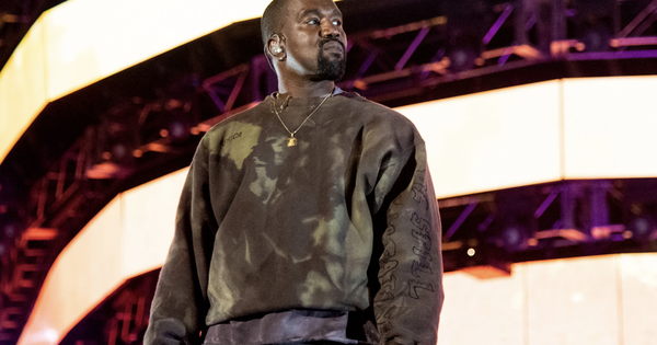 Kanye West được chào đón như người hùng dù bị tẩy 