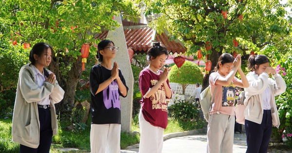 Sĩ tử đổ về chùa 300 năm tuổi trước ngày thi tốt n