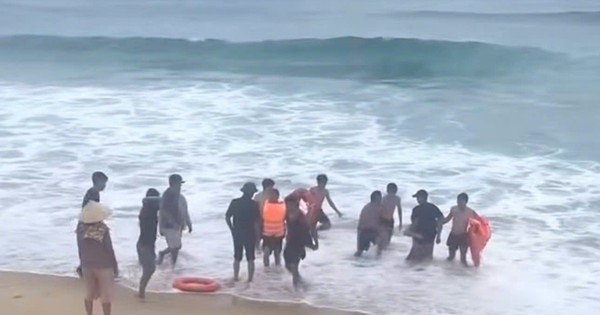 Three rescued from sea after being swept away by waves in Quang Ngai