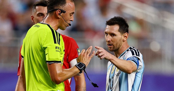 Messi chỉ mặt, nói gì với trọng tài Bồ Đào Nha trận Argentina thắng Thụy Sĩ?