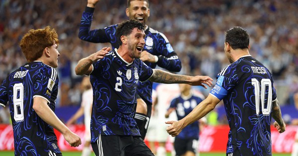FIFA &lsquo;chiều&rsquo; Argentina hết nấc trước bán kết gặp Anh, gợi lại 'điềm lành' Maradona