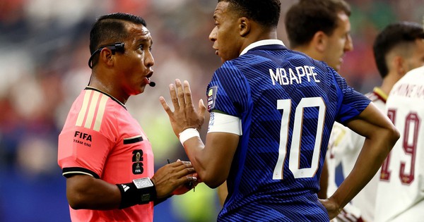 Giám đốc trọng tài FIFA Colina lên tiếng về &lsquo;vua áo đen&rsquo; gây tranh cãi trận Pháp thua Tây Ban Nha