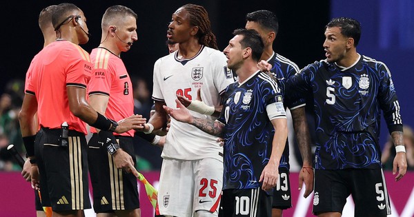 Hình ảnh không được phát trên tivi: Dàn dự bị Anh và Argentina xô xát, Messi là &lsquo;điểm nóng&rsquo;