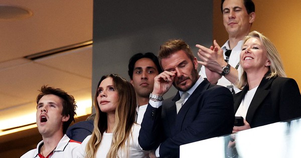 David Beckham kìm nén nước mắt khi Anh bị Argentina quật ngã, vợ Victoria và con trai an ủi