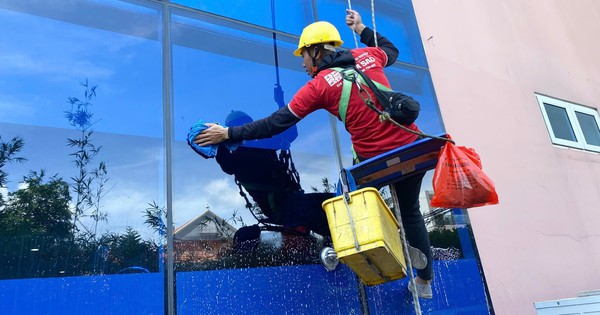 High-rise window cleaning: The special profession of 'Spiderman'
