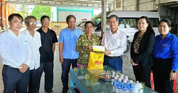Ông chủ muối sấy dành hàng chục tỉ đồng giúp người nghèo