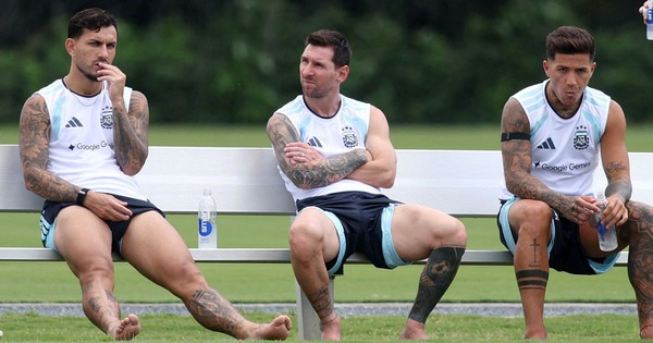 Messi có hành động lạ khi vào chung kết World Cup, gặp trọng tài từng không đem lại may mắn