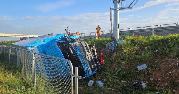 Truck Overturns on Ham Nghi - Vung Ang Expressway; Driver Dies at Scene