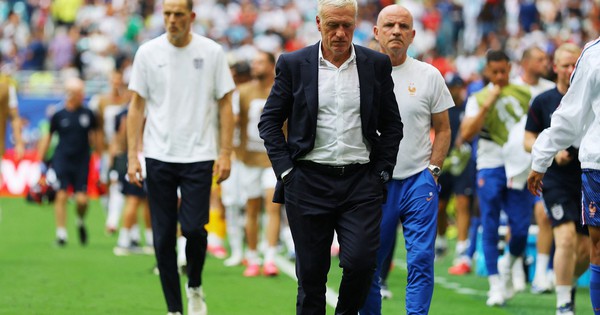 HLV Deschamps đẫm lệ chia tay đội tuyển Pháp sau trận thua Anh: &lsquo;Tôi rất buồn nhưng...&rsquo;