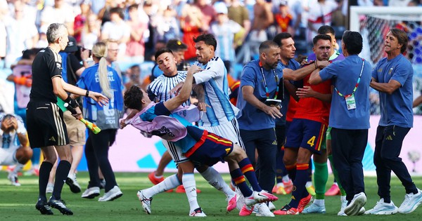 Thua cay đắng Tây Ban Nha ở chung kết World Cup, cầu thủ Argentina gây ra cảnh xô xát
