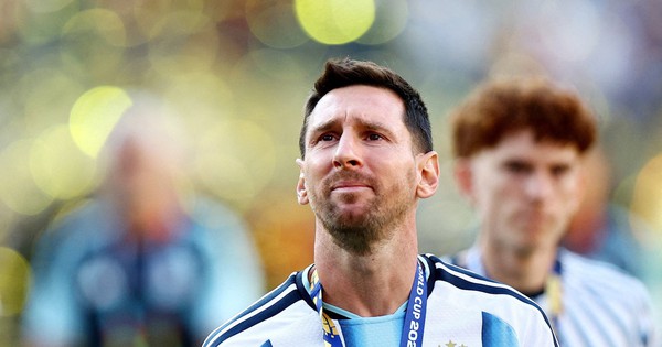 Messi khóc!