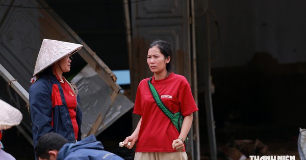 Survivor recounts harrowing escape from devastating Vietnam flood