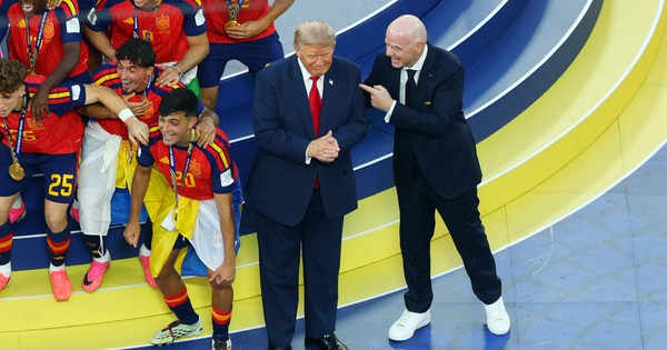 Khoảnh khắc gây bão mạng: Tổng thống Trump &lsquo;chiếm sóng&rsquo; nhà vô địch Tây Ban Nha, Chủ tịch FIFA bối rối