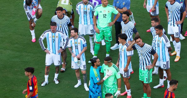 Tổng thống Argentina tuyên bố vẫn tổ chức lễ vinh danh đội tuyển, CĐV &lsquo;nài nỉ&rsquo; Messi và HLV Scaloni ở lại