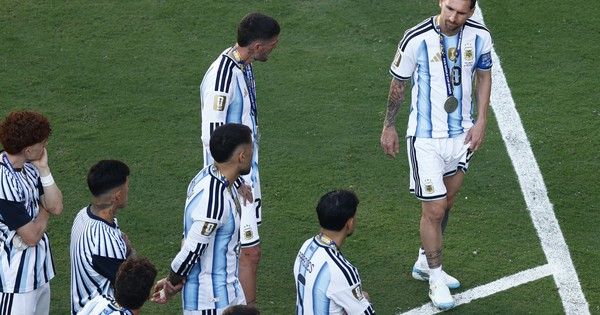 Video Messi trấn an đồng đội Argentina trước chung kết được tiết lộ, CĐV đặt nhiều dấu hỏi
