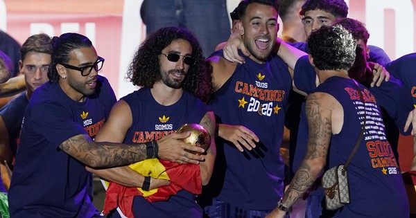 Thực hư chuyện cầu thủ Tây Ban Nha đựng cúp vàng World Cup trong túi ni lông
