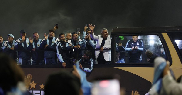 Á quân Argentina được chào đón nồng nhiệt dù vắng Messi, Tổng thống Milei gửi thông điệp xúc động