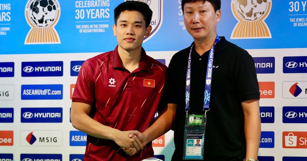 HLV Kim Sang-sik không cho phép Việt Nam ăn mừng quá lâu, Đình Bắc tiết lộ một điều đặc biệt