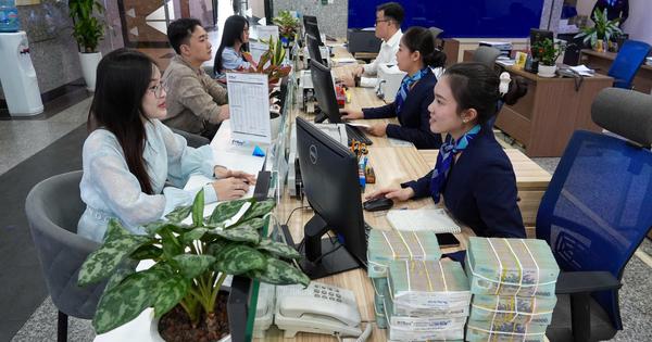 Dòng tiền đổ vào ngân hàng do lãi suất tiết kiệm cao, vàng và chứng khoán giảm