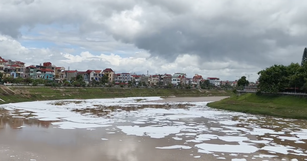 White foam covers section of Ky Cung River in Lang Son after accidental chemical spill