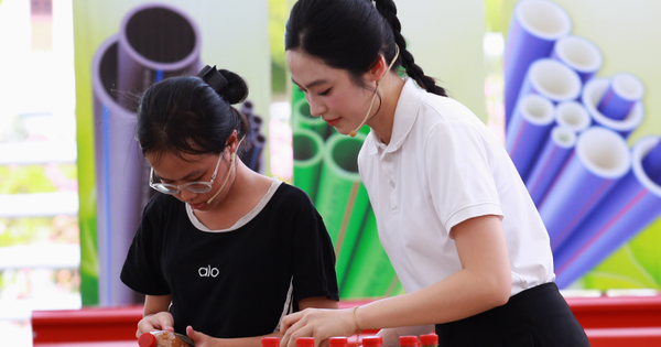 Á hậu Việt bật khóc nức nở, làm điều đặc biệt cho cô bé 15 tuổi