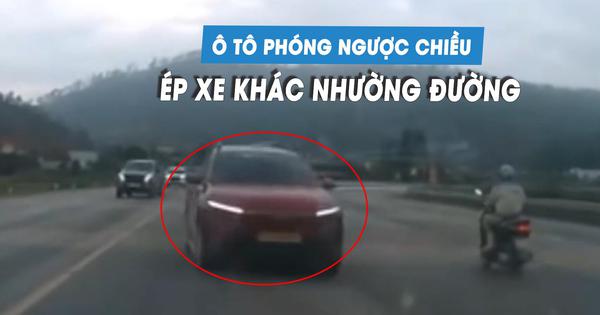 Kinh hoàng ô tô chạy ngược chiều, ép xe đi đúng luật phải nhường đường