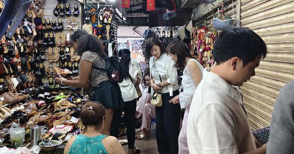 Khách quốc tế tìm đến chợ Tân Định đóng guốc mộc, nghề cũ nhộn nhịp trở lại